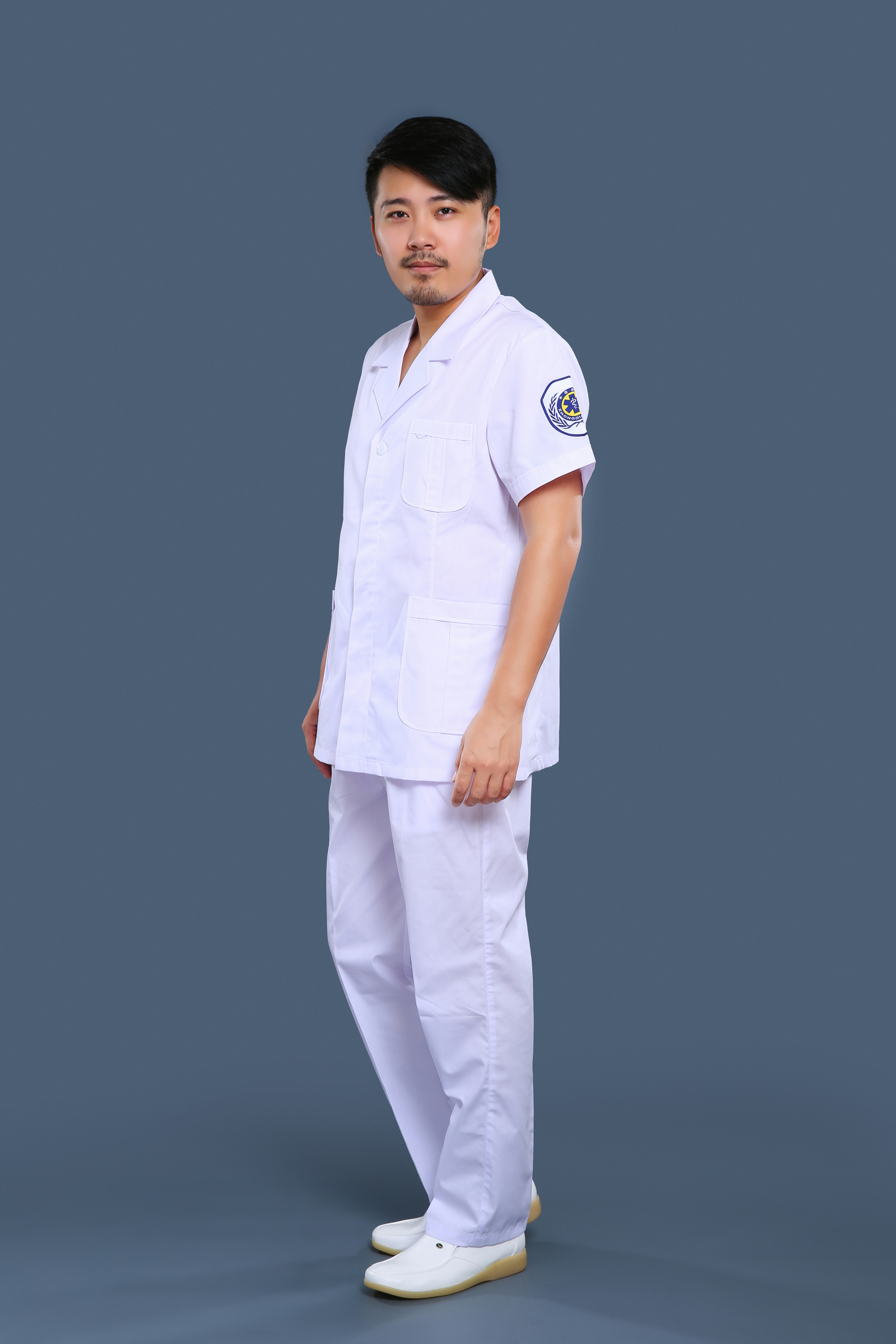白色急救服側身展示