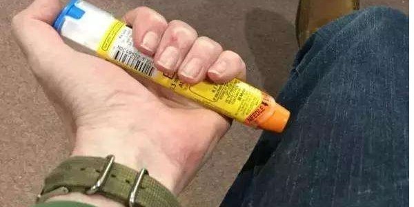 如何使用腎上腺素注射器