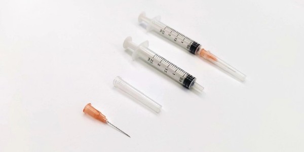 男子用兩個注射器自做開關(guān)燈神器