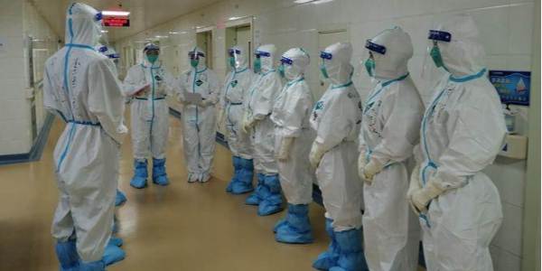 防護服的規(guī)格、材料、質(zhì)量都應(yīng)得到嚴格的控制