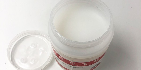 白凡士林油膏：護(hù)膚界的萬金油，一瓶搞定多種問題